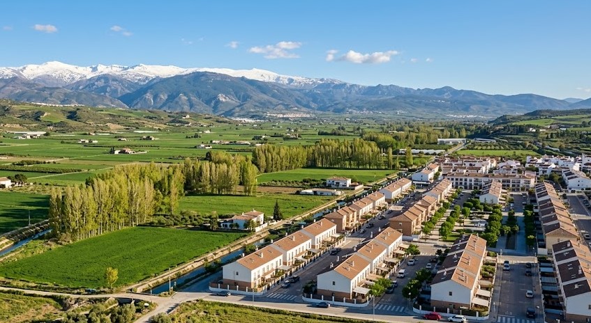 Vista del municipio de Cúllar Vega rodeado de campos agrícolas